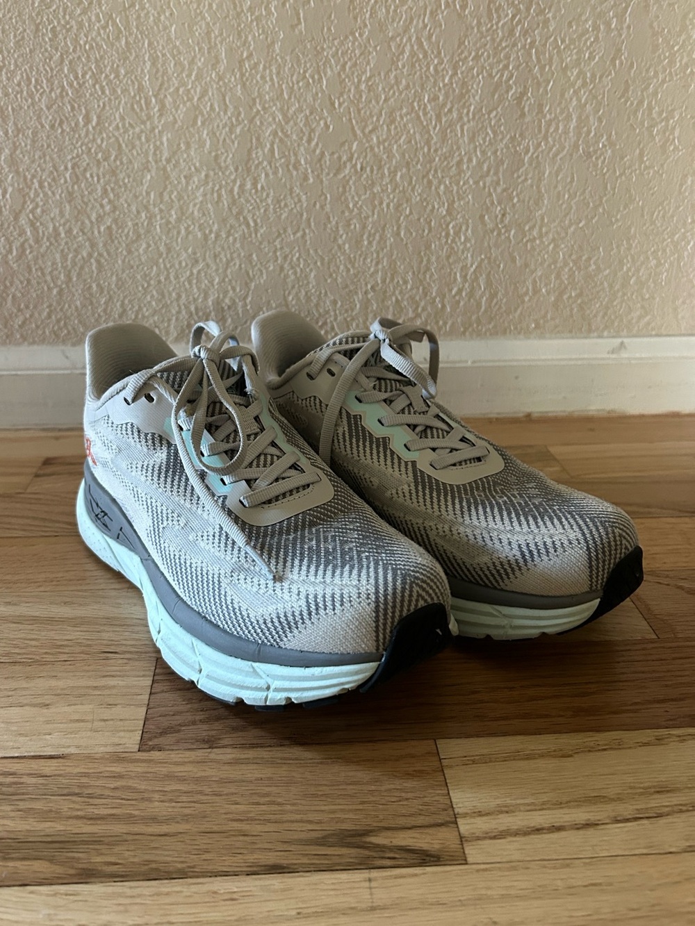 Xelero X-GPS. Neutral Gray Mesh Running Shoes with Mint Accent